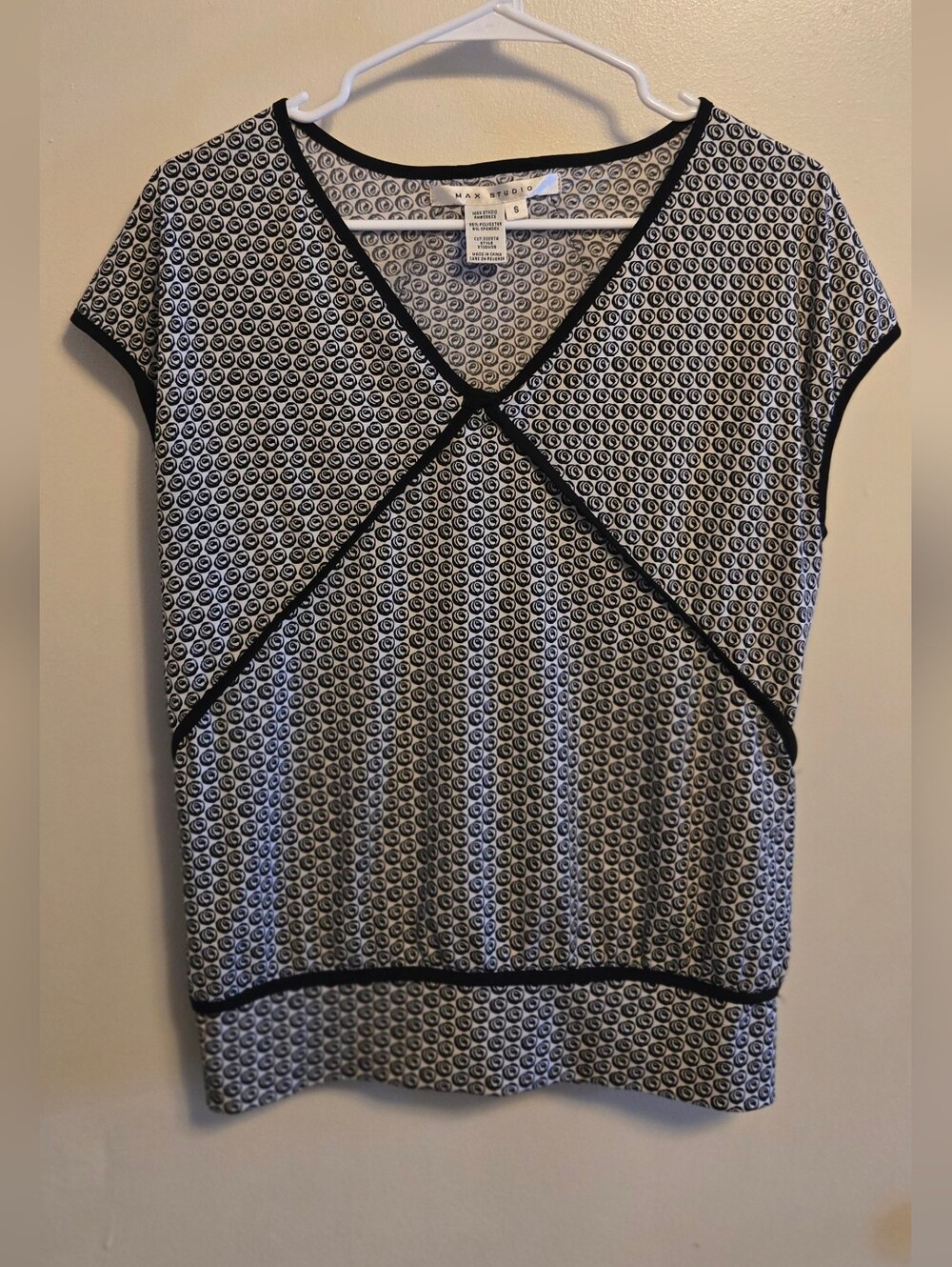 Max Studio Black & White Geometric V-Neck Cap Sleeve Top with Trim